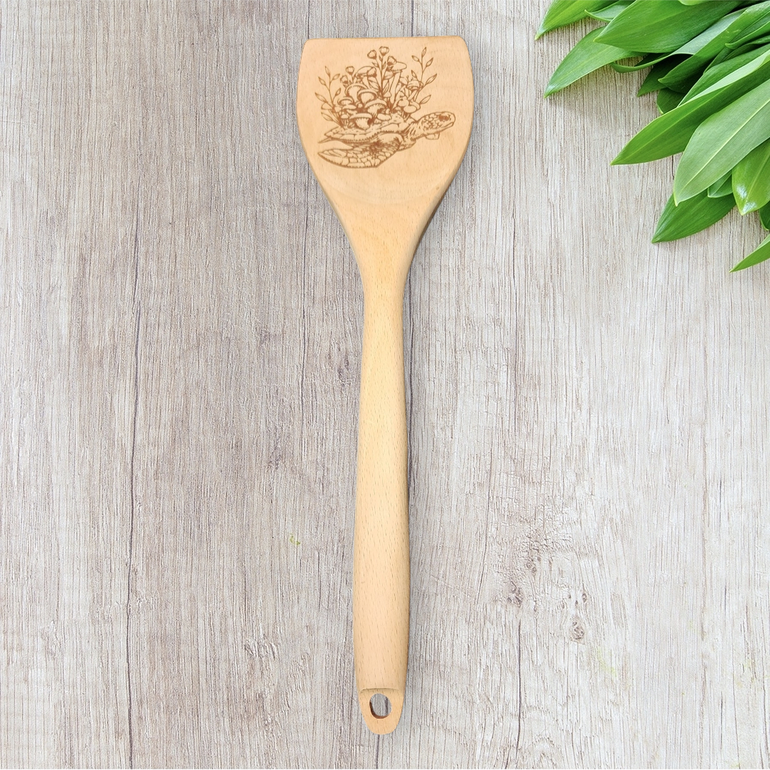 Cucharas de Cocina de Madera Grabadas - Naturaleza Tropical - Tortuga Marina con Hongos en la Espalda